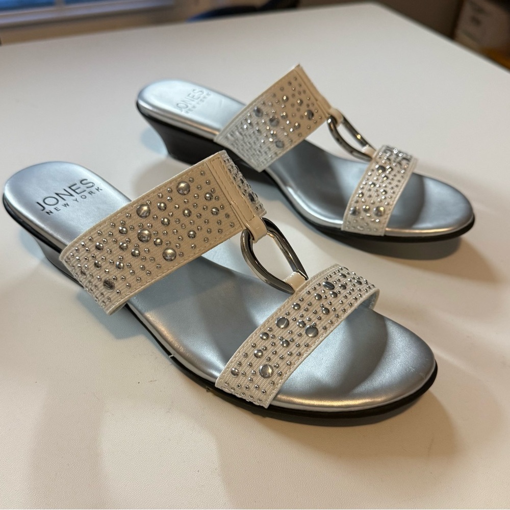 New Jones New York Eanna White and silver sandal size 6.5